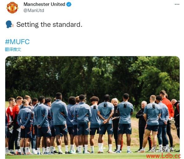 曼联官推晒滕哈赫首训前为全队讲话照片:制定标准