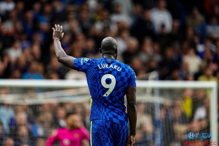 意媒:百名球迷到机场接机卢卡库,但他并未现身