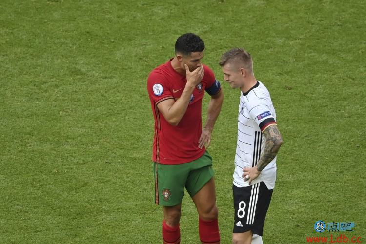 克罗斯:我和C罗聊了比赛,还询问了他在意大利的生活