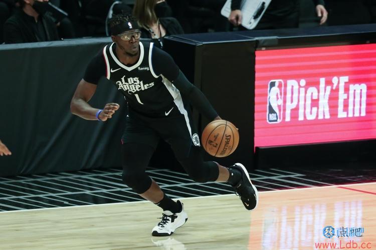 雷吉单年季后赛有15场投进3+三分 历史上仅次于水花