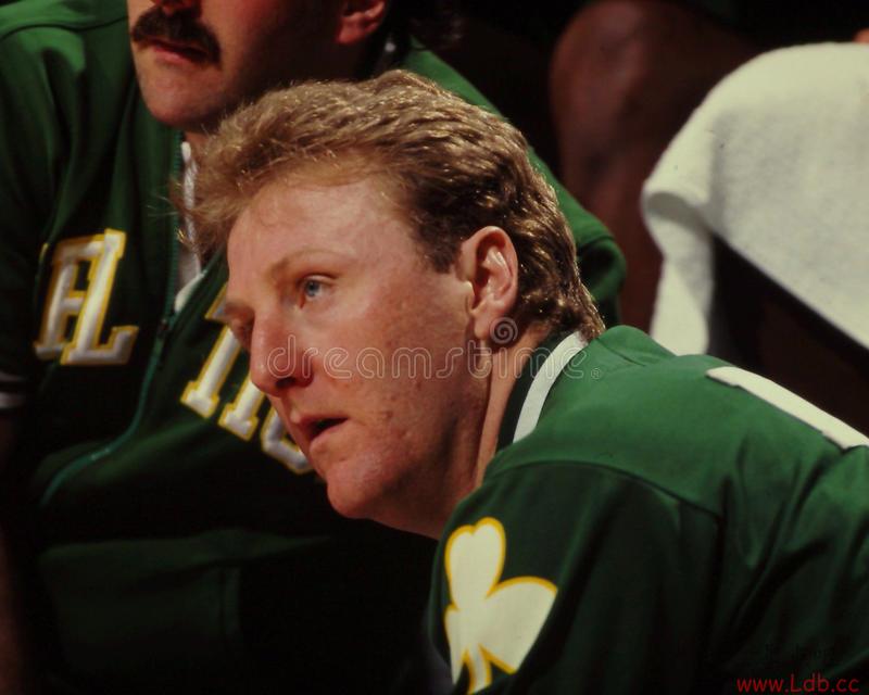 巴克利:伯德曾说让白人球员防他是不敬 没有白人球员能防住他