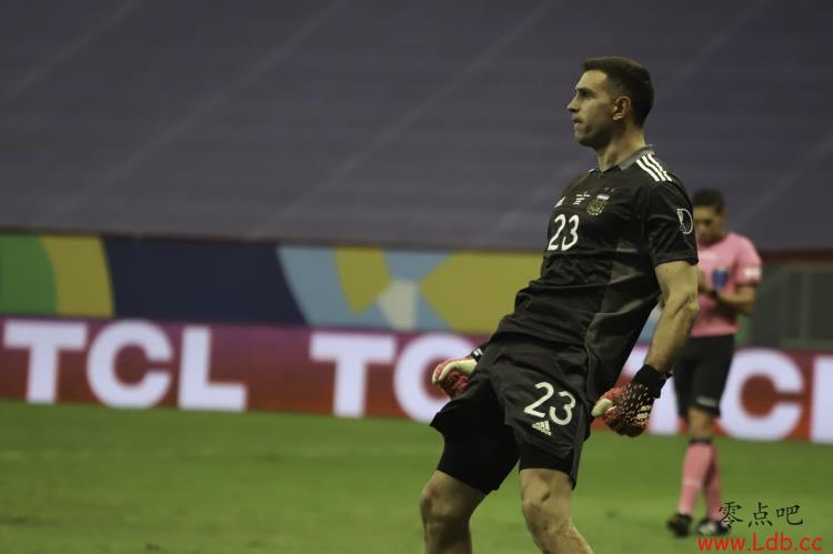 心理战!马丁内斯扑点前向对方球员施压:抱歉我会吃掉你,哥们!