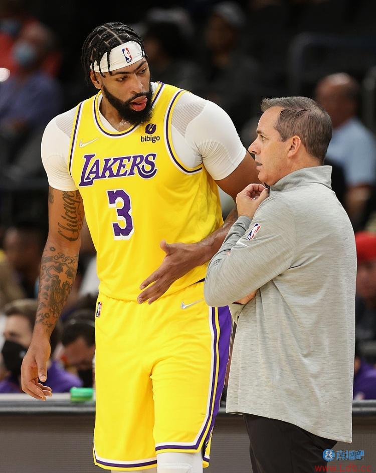 近两场浓眉打中锋时 湖人队正负值合计-26.6&防守效率-122.1