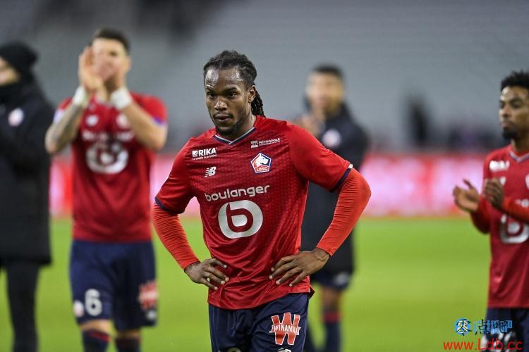 心情不好+球迷挑衅,雷纳托-桑谢斯被换下后向对手球迷竖中指