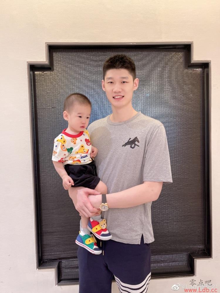 胡金秋:希望老婆开心快乐每一天 我们家的小公主?? 爱你哦