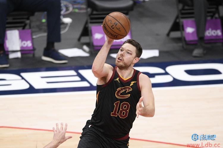 美记：自由球员德拉维多瓦正随国王在赌城训练 他渴望重返NBA