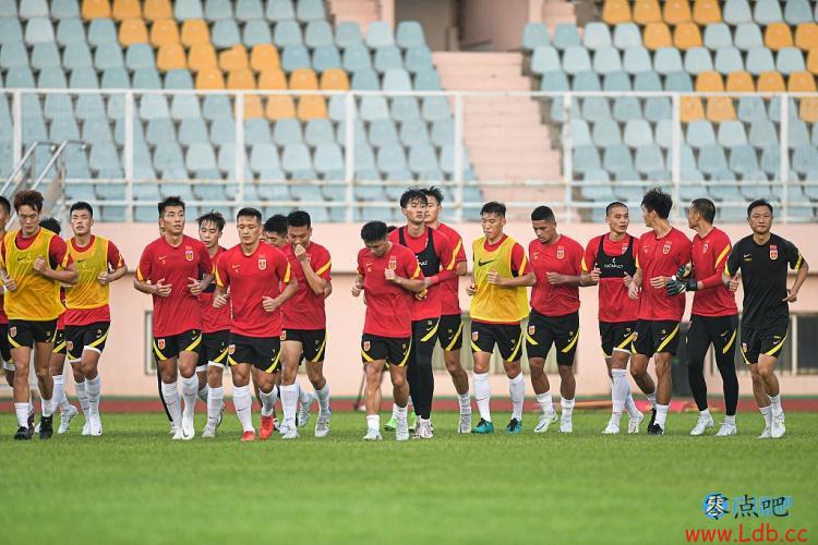 足球报：国足选拔队最弱的是左右边后卫，面对韩国只能拼字当头