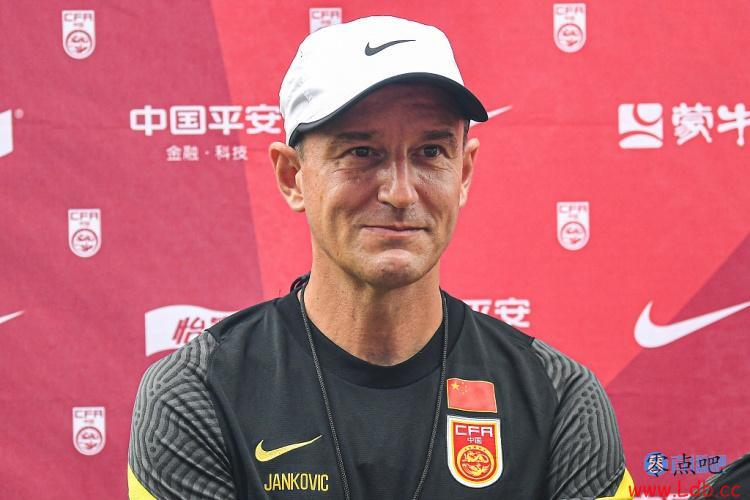 马德兴：国足选拔队在防守中的表现不错 中韩足球的差距在基本功