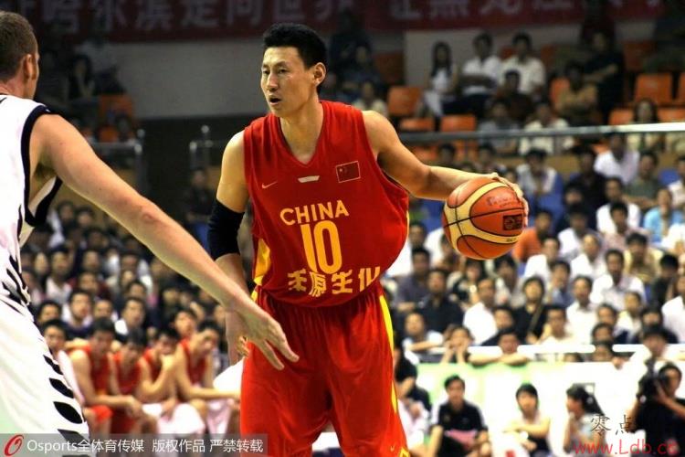 李楠一直是男篮锋线核心之一，02年世锦赛他场均10.6分，三分命中率45.6%，其中对新西兰他砍下33分