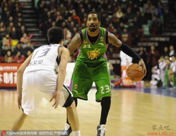 当时CBA有很多NBA当打之年过来挣钱的后卫，郭艾伦的主要任务就是防守他们（并且表现不错），这也是帕纳辛奈科斯认为郭艾伦值得挖掘培养的原因之一