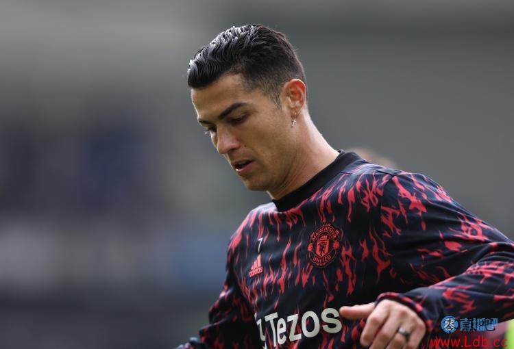 世体：C罗还在两年保护期，曼联球员单方违约可能被FIFA处罚