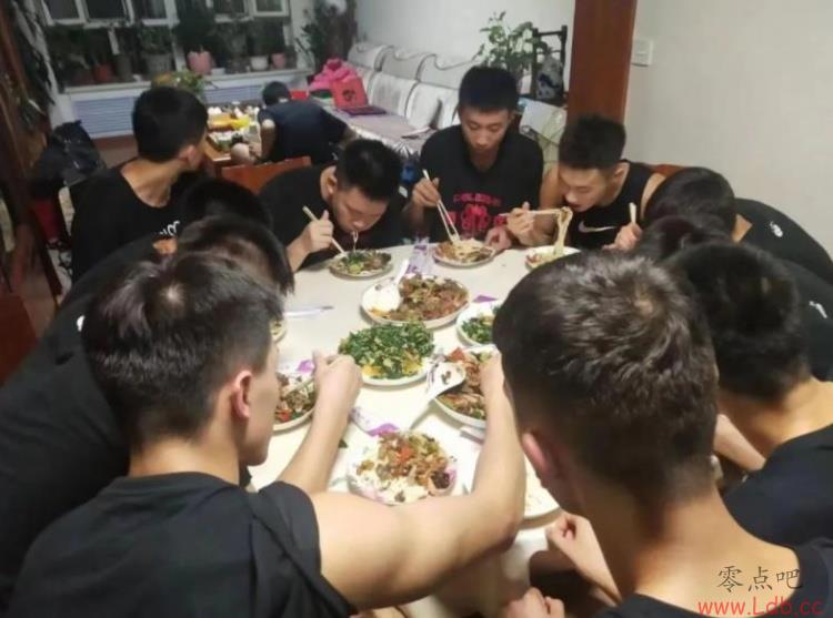 小队员们在潘教练家里吃饭