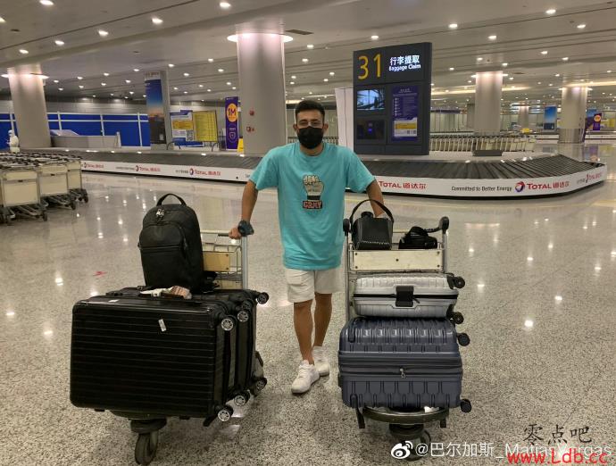 深夜抵达浦东机场，海港新援巴尔加斯晒照：我在这里了！