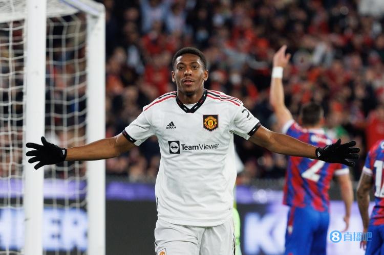 马夏尔:滕哈赫是一位很优秀的教练,他非常注重所有的细节