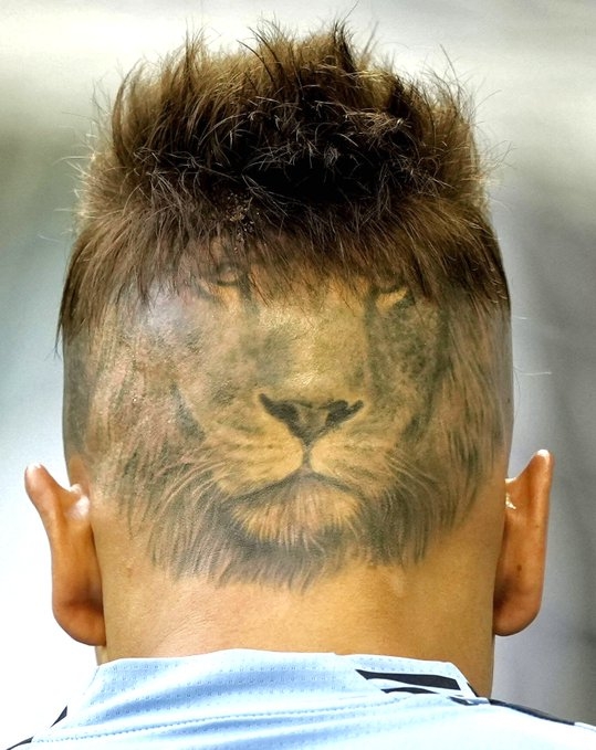 记者谈乌拉圭门将头上文身：新冠后头发掉光，怒花7小时纹上狮子