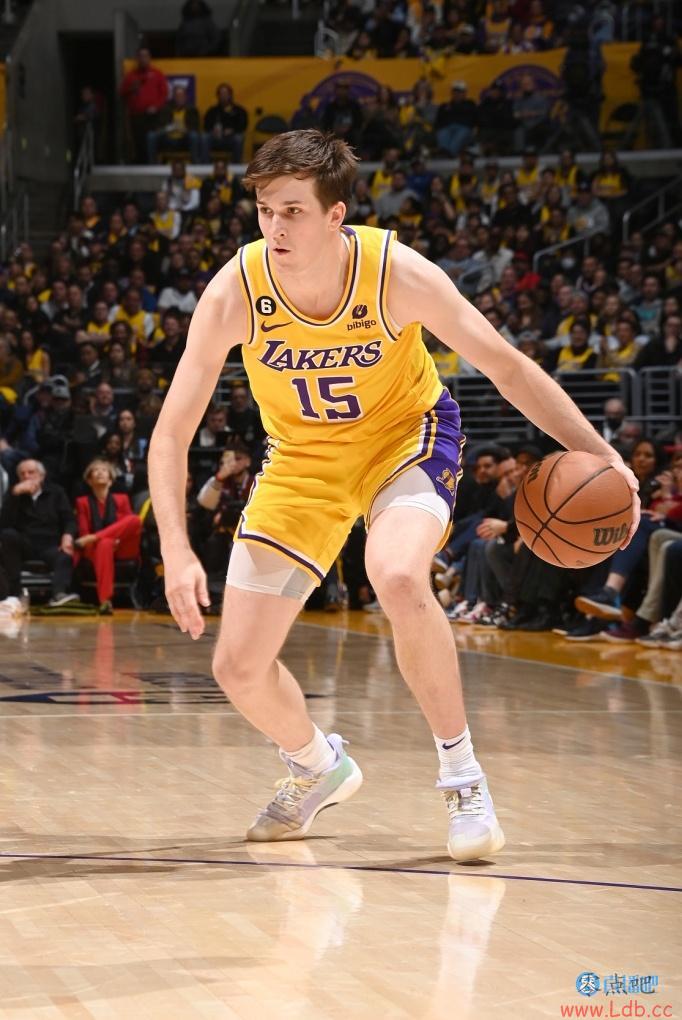 杨毅:里夫斯打出职业生涯最强一战 把湖人抬进附加赛区域