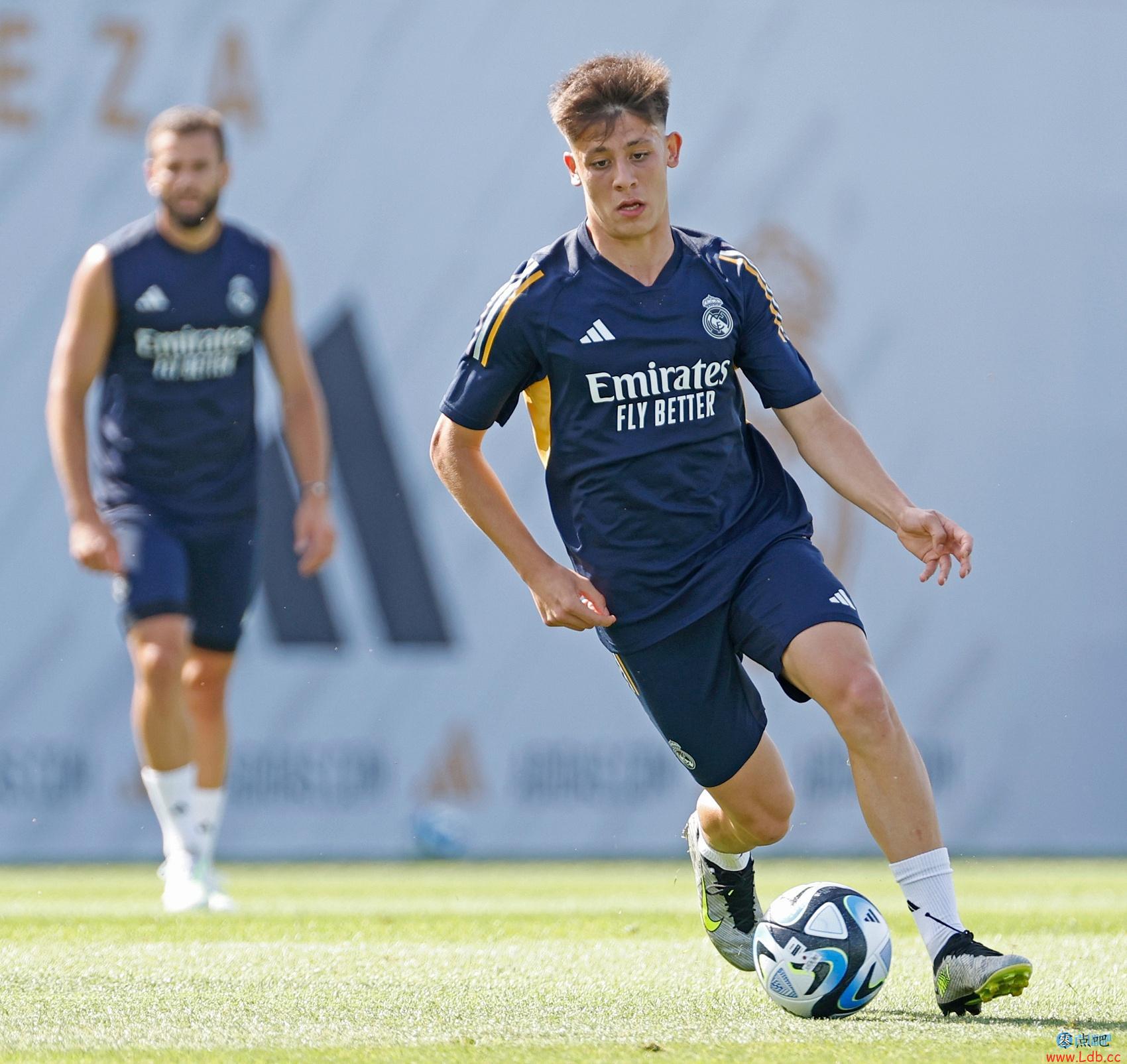 每体:居勒尔恢复室外训练,接近参加一线队合练