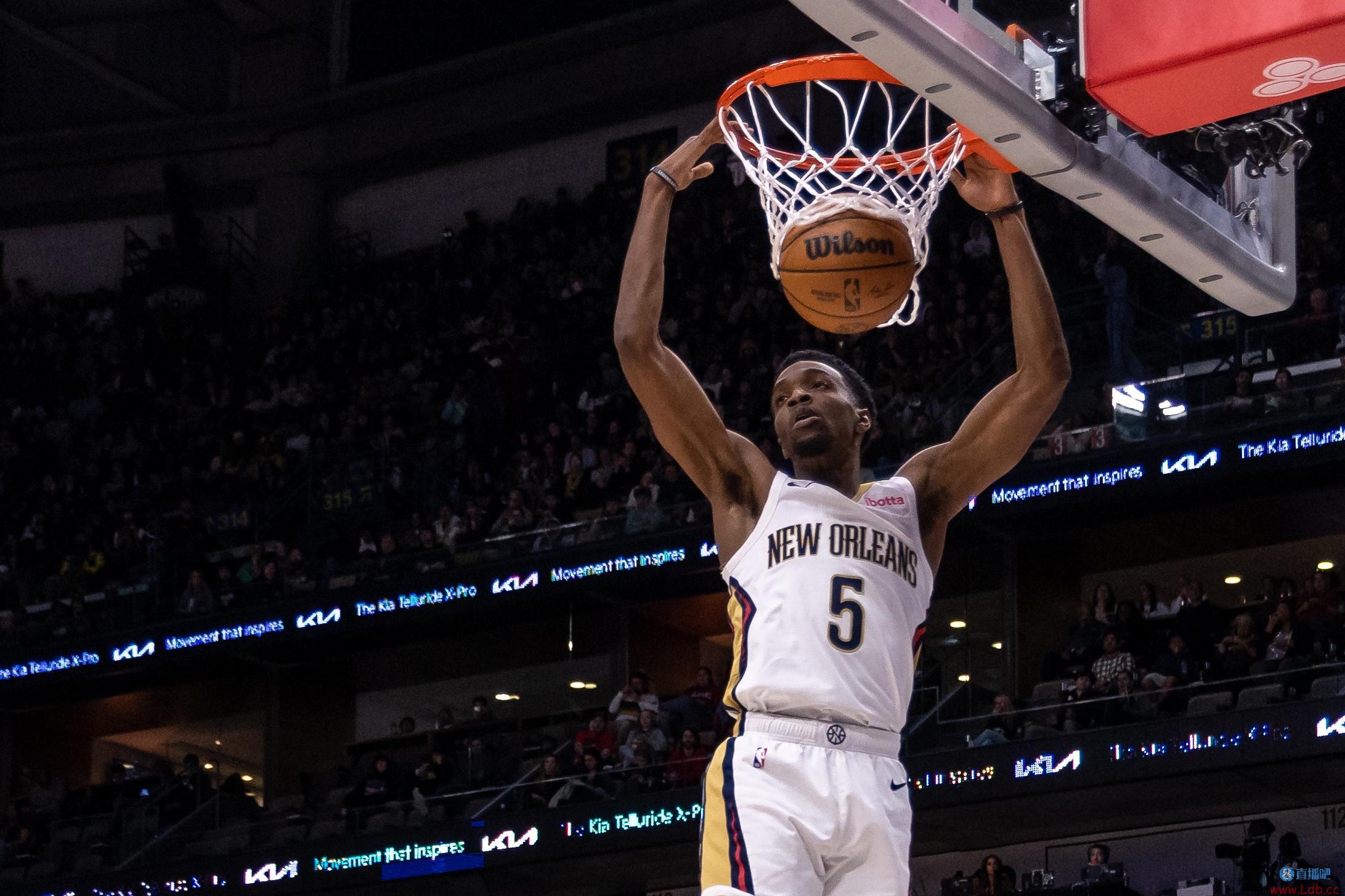 乔丹-霍金斯:赫伯特-琼斯这赛季打得很棒 他做了很多投篮训练