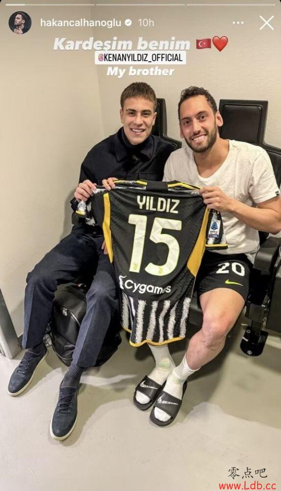 国家队队友??恰尔汗奥卢晒与伊尔迪兹合影:我的兄弟