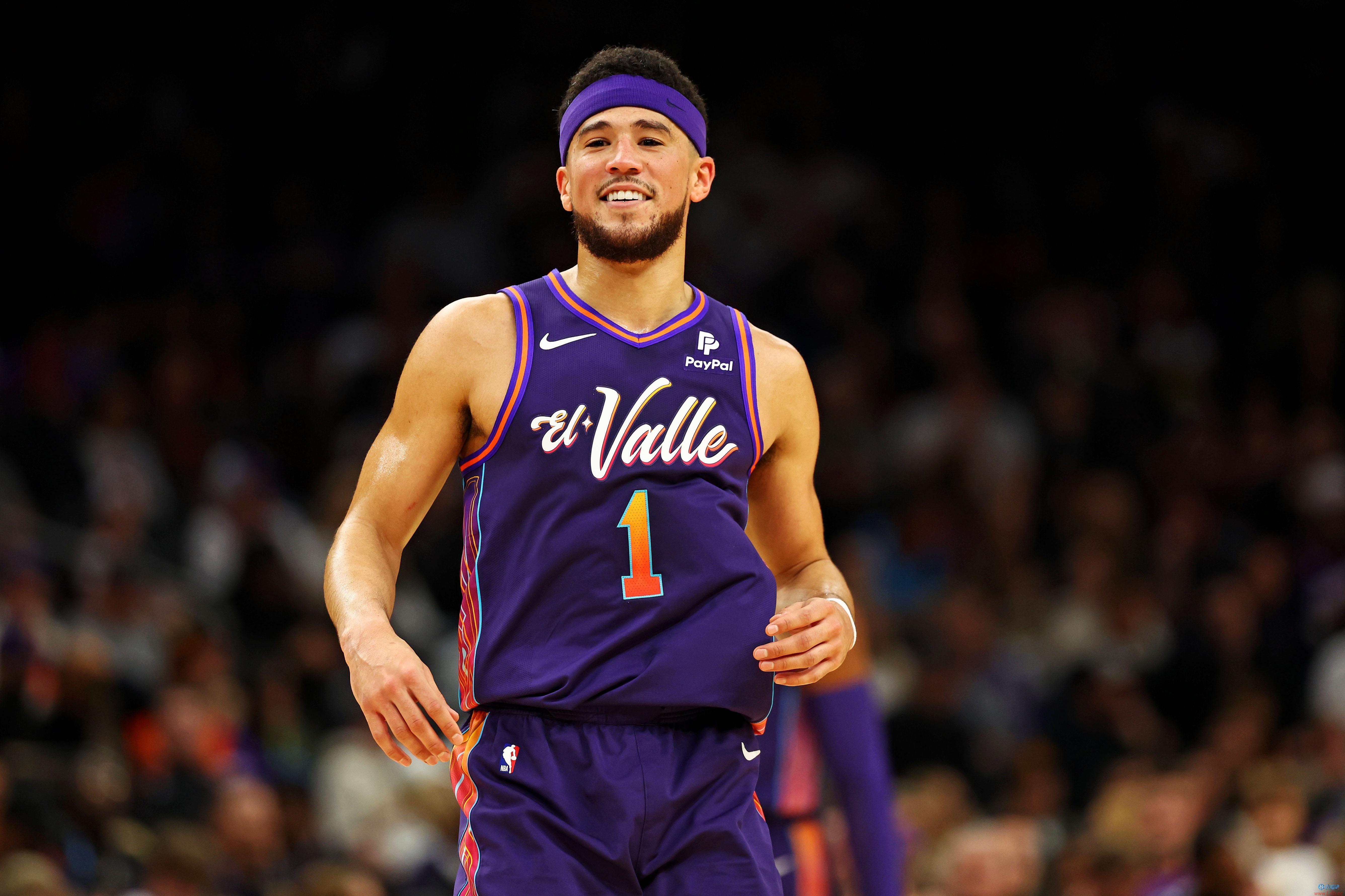 布克:我相信球队的每个人 我们是一支很有天赋的球队