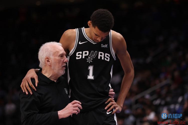 文班:打背靠背身体的反应很奇怪 这两场比其他比赛都累得多