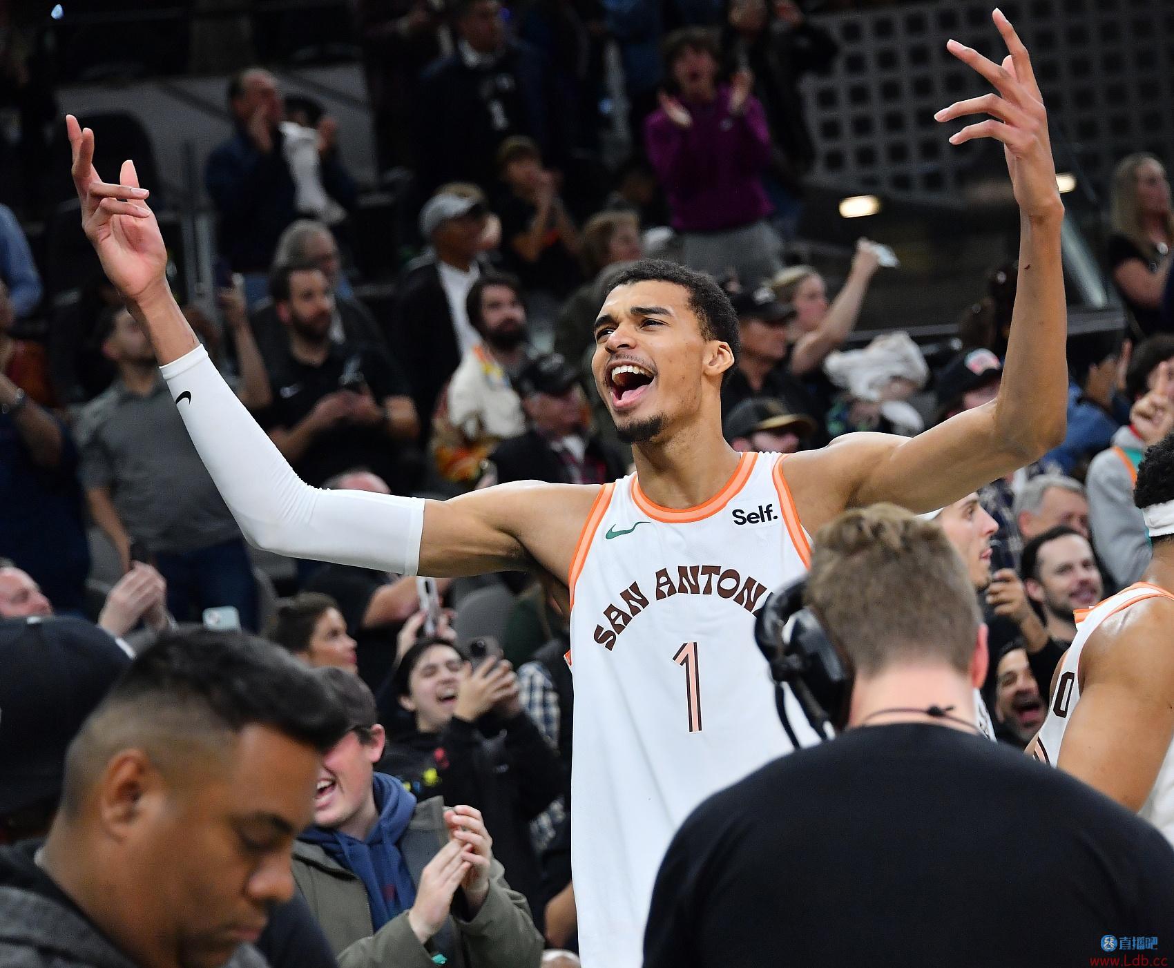 瓦塞尔:未来三四年 我们会见识文班变得多强 我俩二人组也会很强