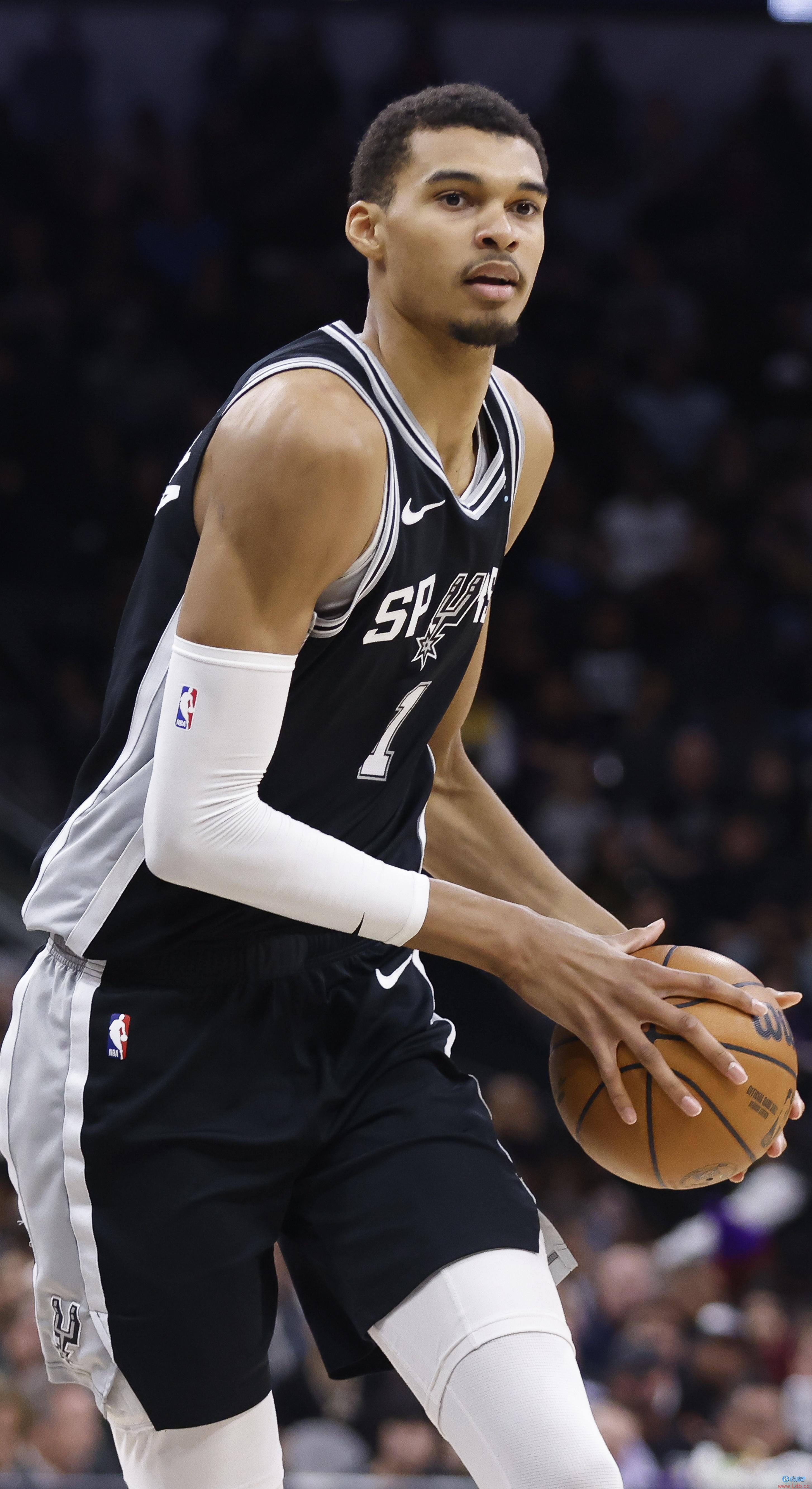 ??单场10盖帽!文班亚马历史第二年轻达成 小斯奥尼尔分列45