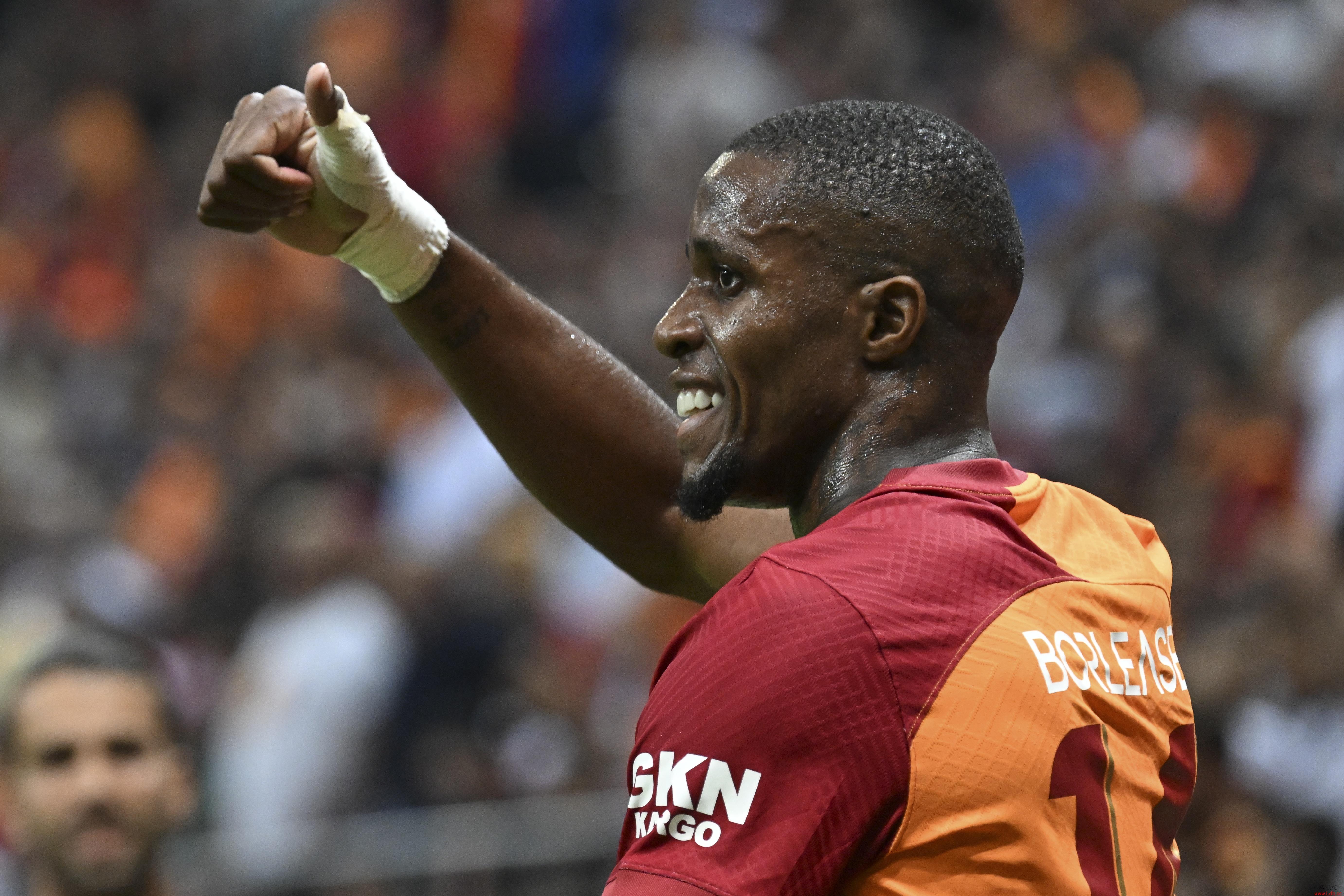 电讯报:莱斯特城考虑租借扎哈,相关谈判正在进行