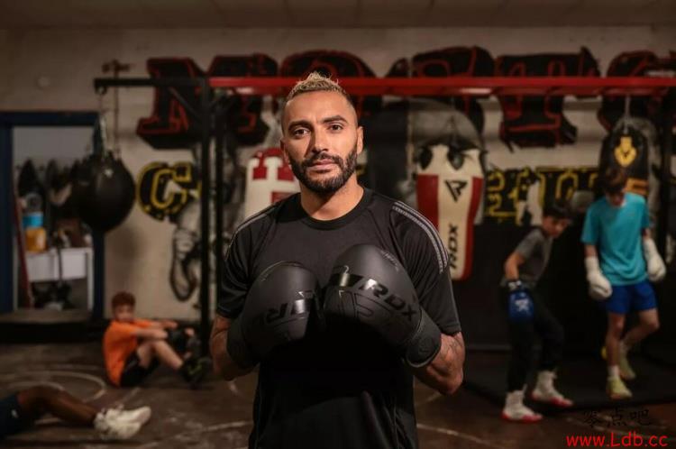 曼晚:37岁的前莱斯特城球员丹尼-辛普森退役后转战拳击场