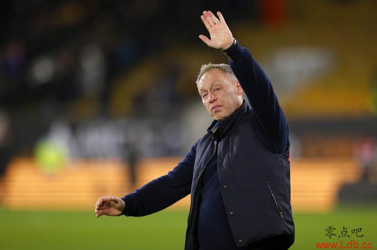 太阳报:莱斯特城球员不满主帅总让他们自己去思考和决定比赛战术