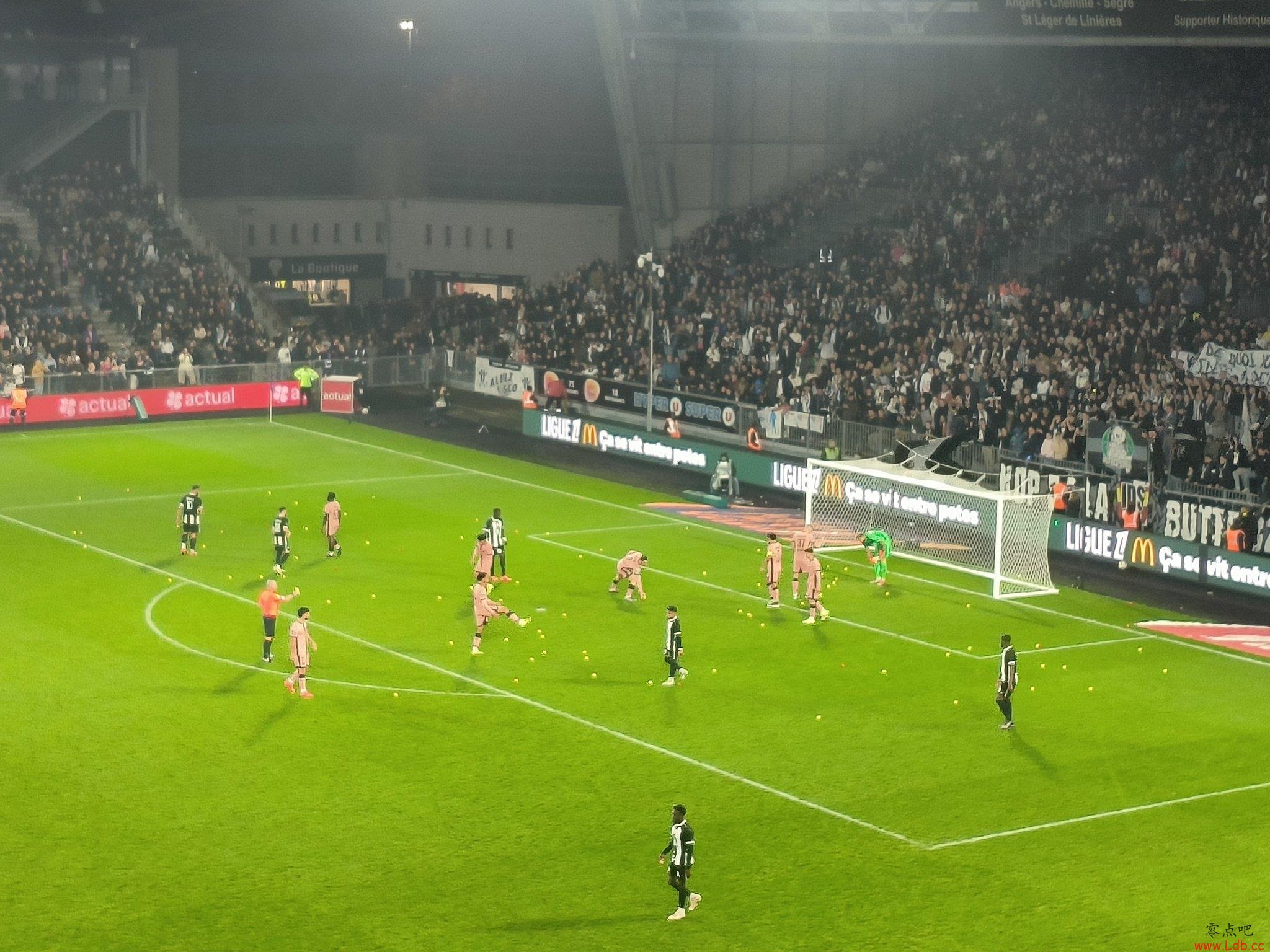 球迷向场内投掷网球,导致昂热vs大巴黎的法甲联赛被中断6分钟