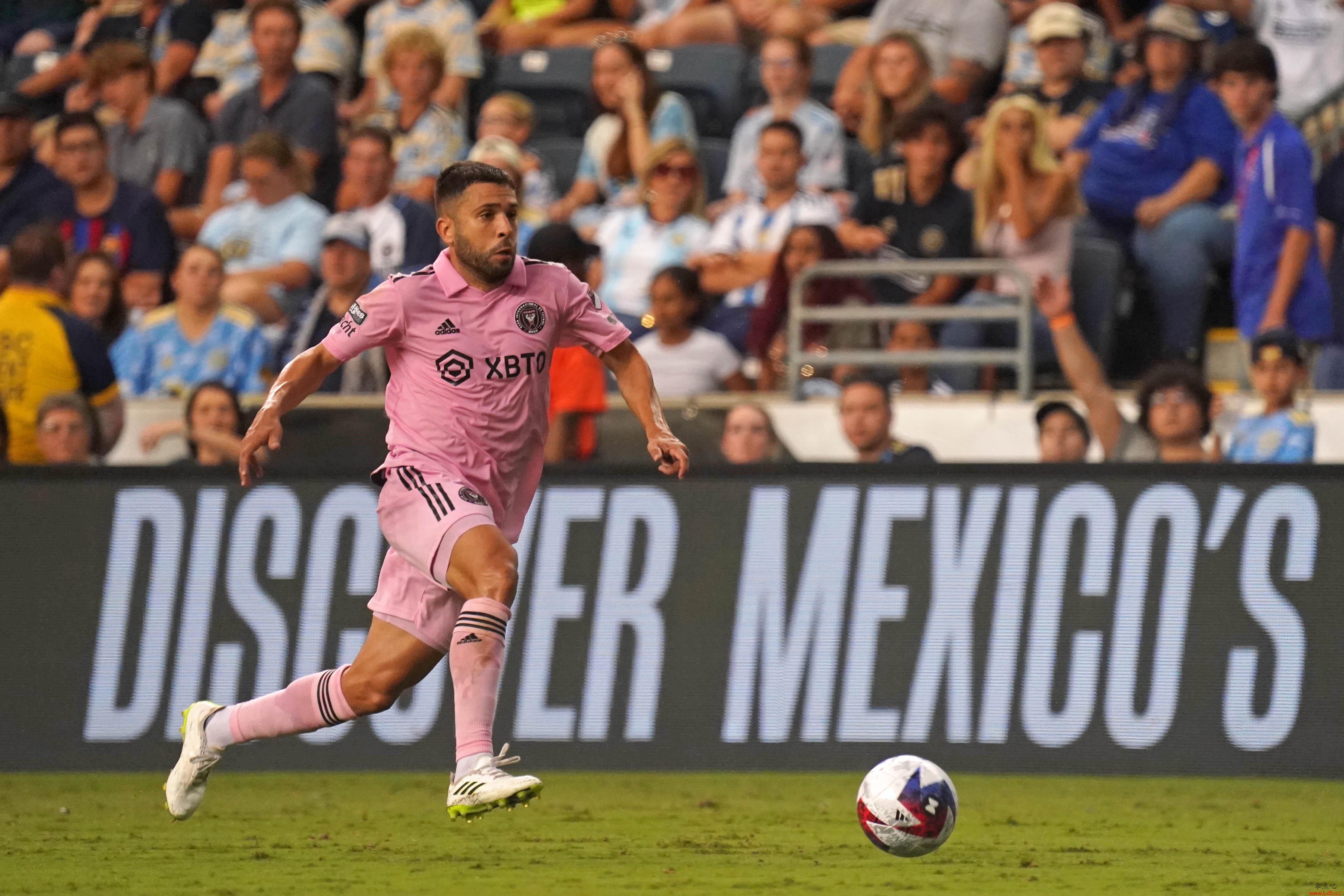 阿尔巴在球队被淘汰后发泄愤怒,对主裁判两次大喊:你这个狗屎